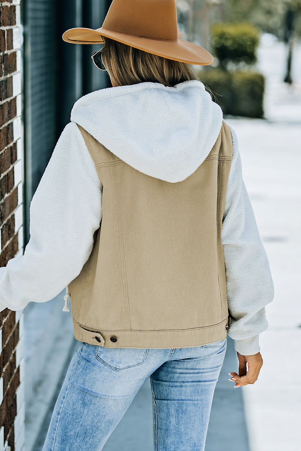 Veste à capuche en sherpa en denim épissé bicolore