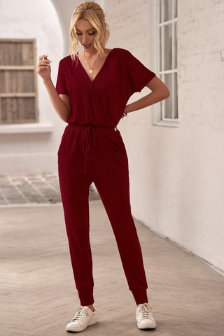 Jumpsuit mit V-Ausschnitt und Wickeldesign vorn