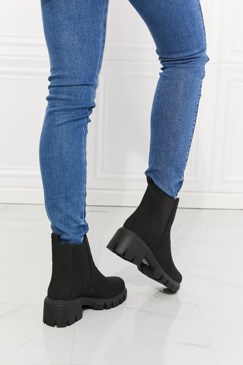 Work For It – Chelsea-Stiefel mit matter Profilsohle in Schwarz