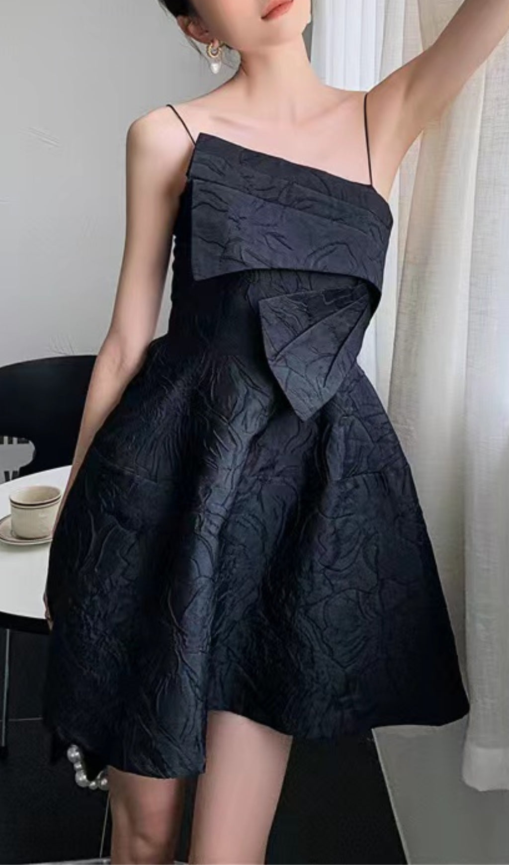 Minikleid mit Riemchensaum in Schwarz