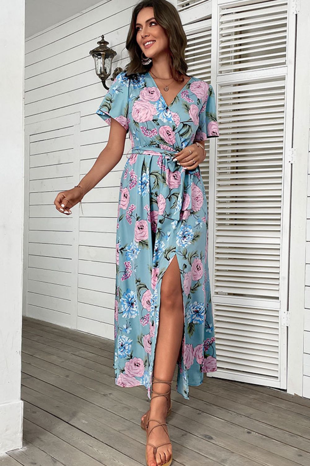 Robe longue fendue à taille nouée et à imprimé floral