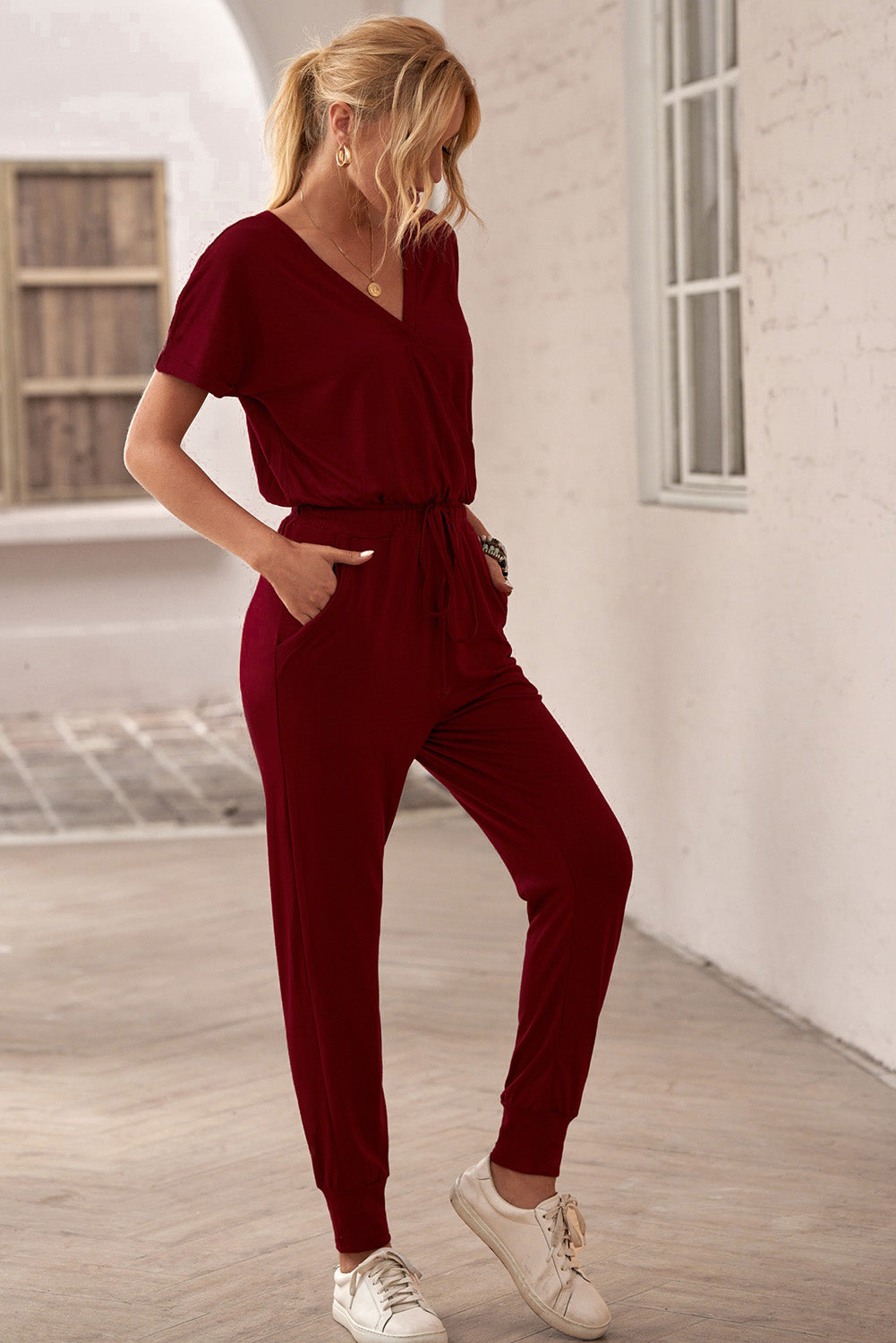 Jumpsuit mit V-Ausschnitt und Wickeldesign vorn