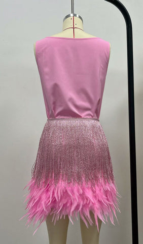 Mini-robe à franges et plumes brillantes en rose