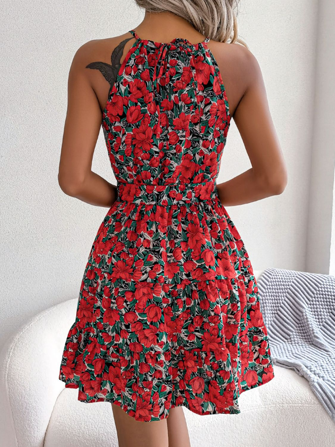 Robe fleurie grecque à volants et taille nouée