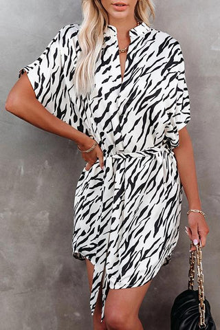 Mini-Hemdkleid mit Zebra-Muster und Gürtel