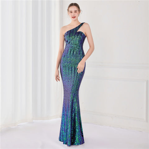 Robe de soirée en queue de poisson à sequins et à une épaule de Victoria