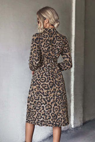 Hemdblusenkleid mit Leopardenmuster, Gürtel und Schlitz