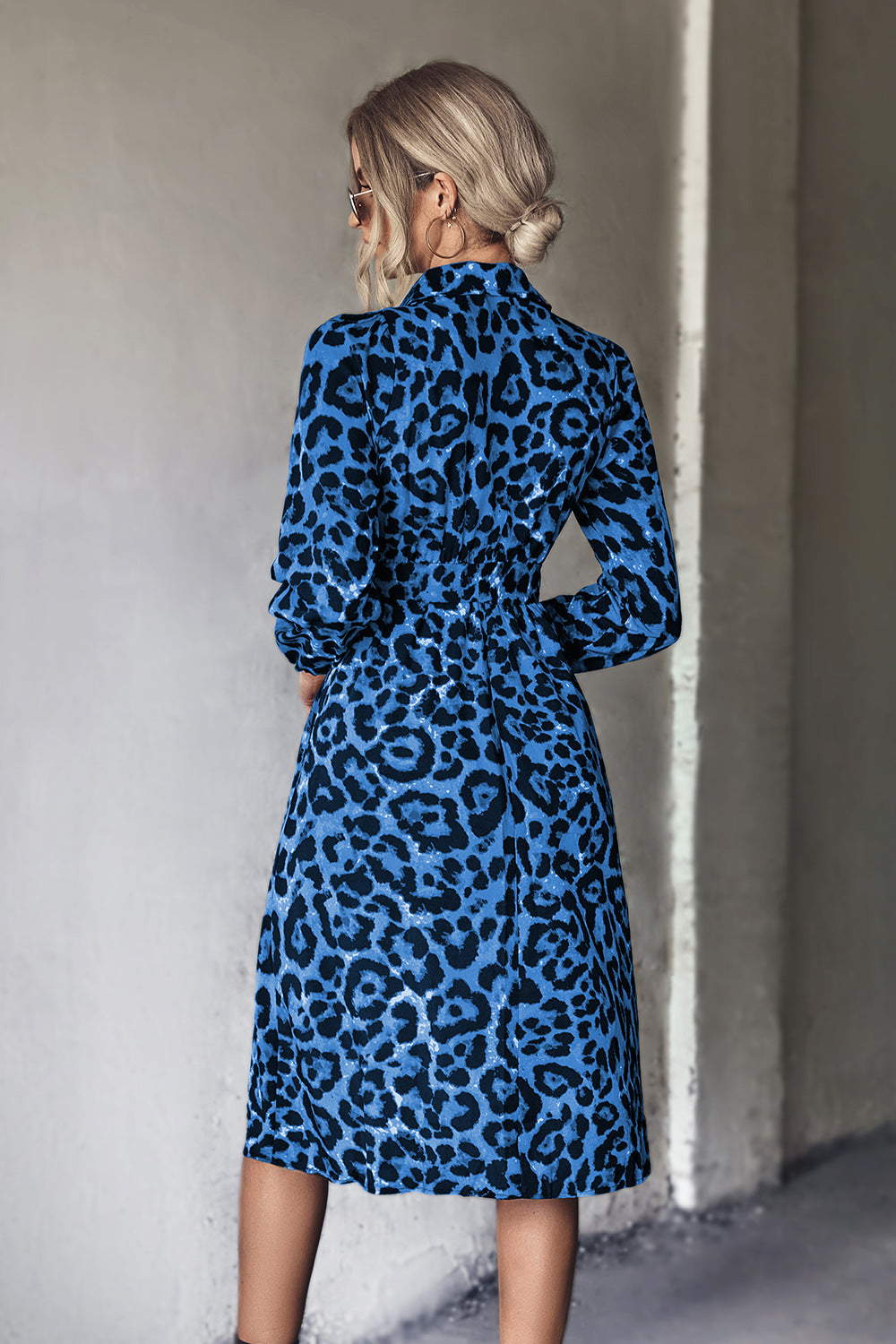 Hemdblusenkleid mit Leopardenmuster, Gürtel und Schlitz