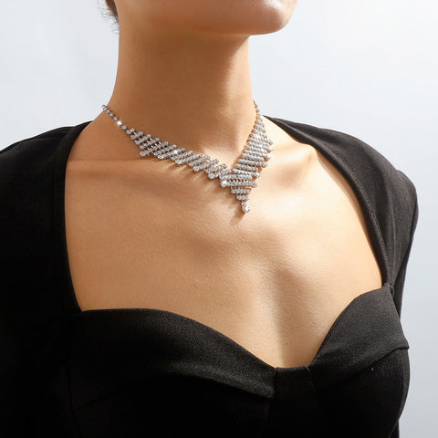 Collier en V avec strass en argent