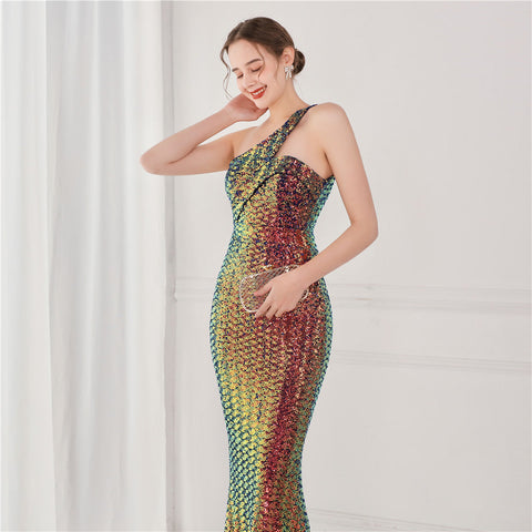 Robe de soirée en queue de poisson à sequins et à une épaule de Victoria