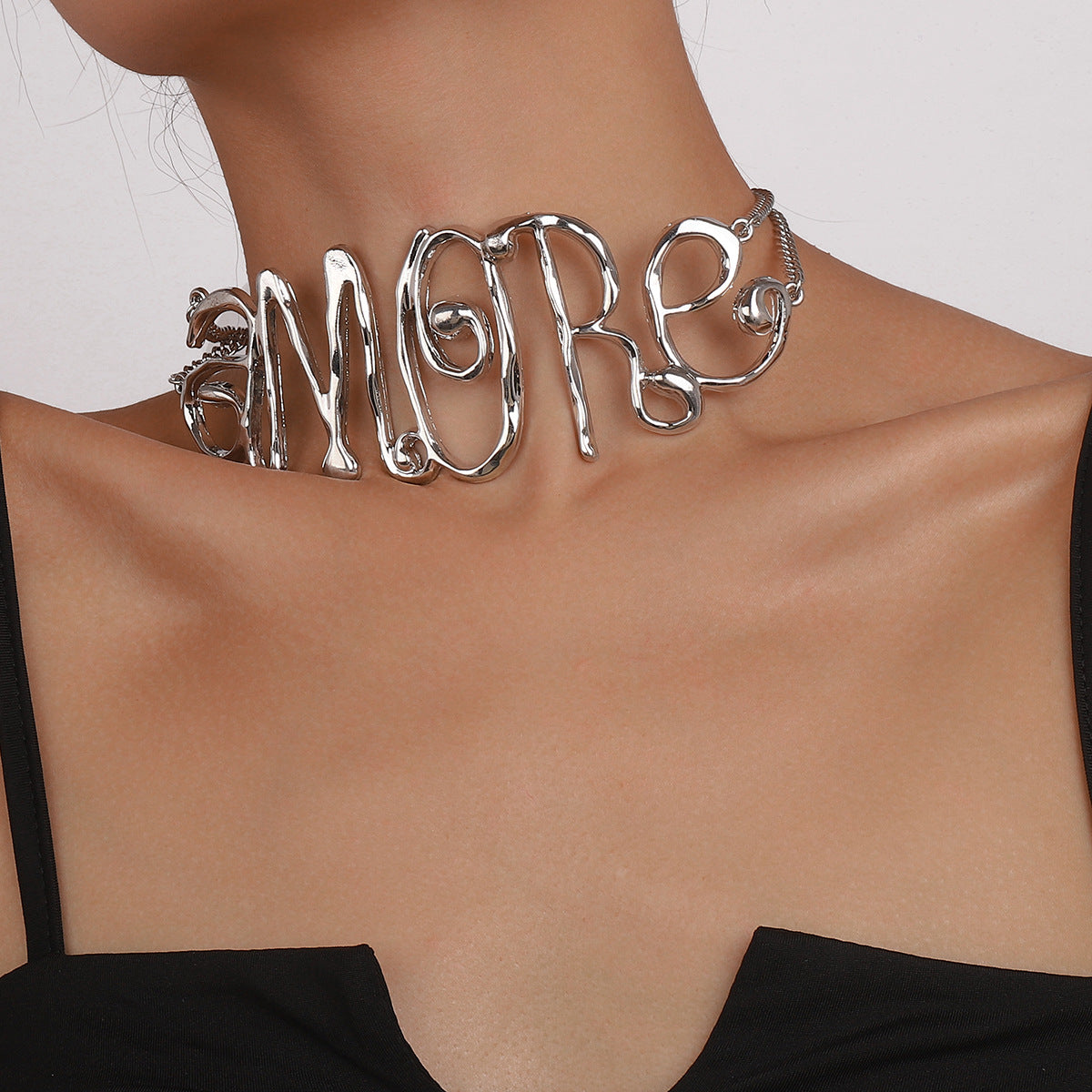 Collier ras du cou en argent avec lettres exagérées