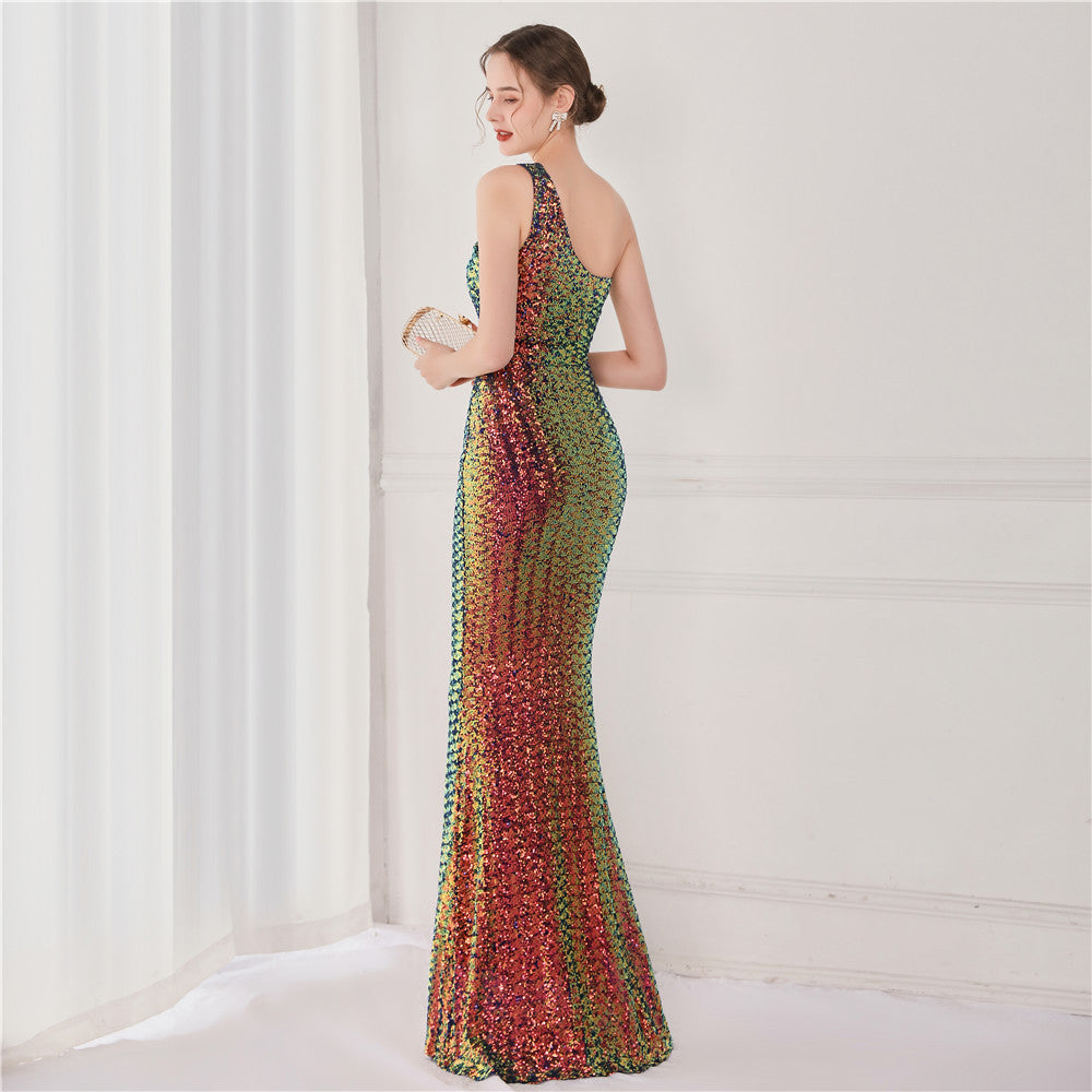 Robe de soirée en queue de poisson à sequins et à une épaule de Victoria