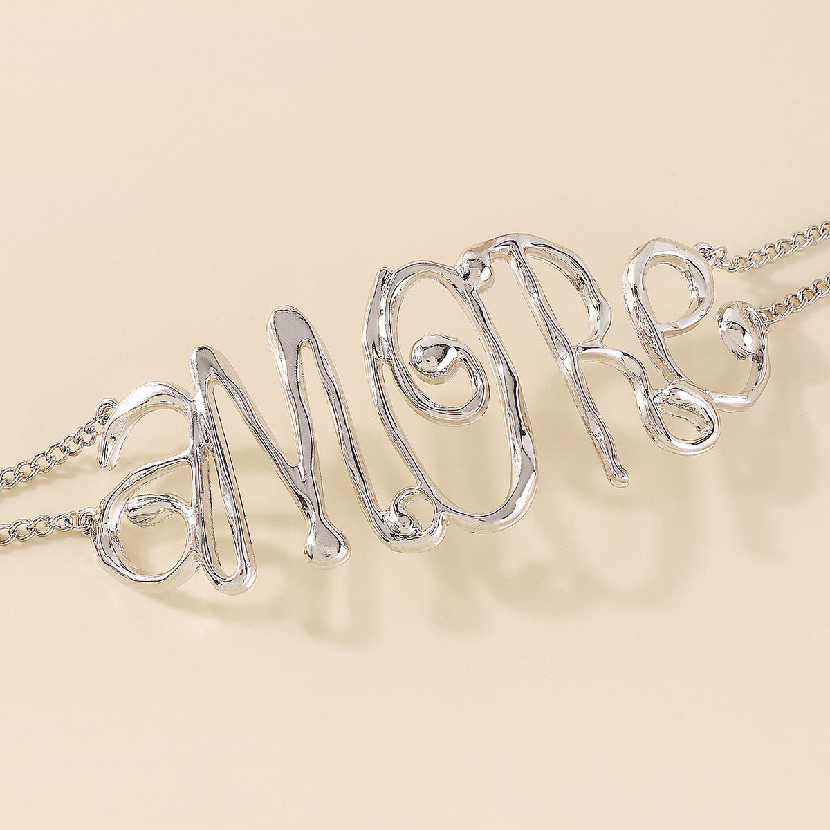 Collier ras du cou en argent avec lettres exagérées