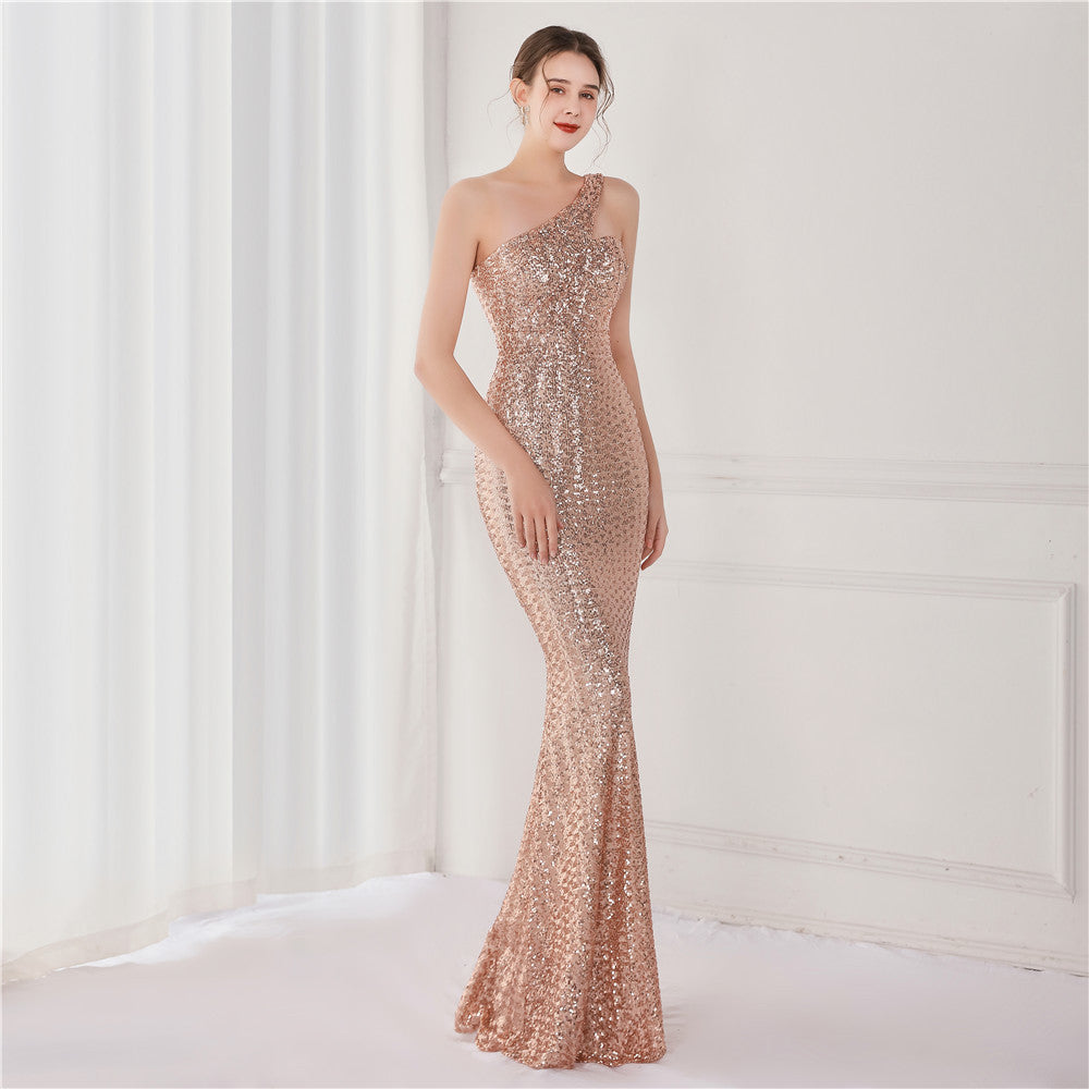 Robe de soirée en queue de poisson à sequins et à une épaule de Victoria