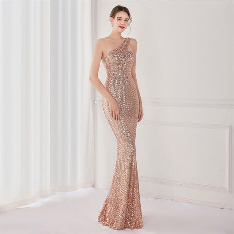 Robe de soirée en queue de poisson à sequins et à une épaule de Victoria