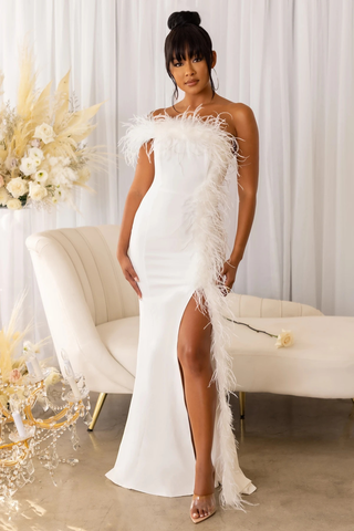 Robe longue asymétrique à détails en plumes