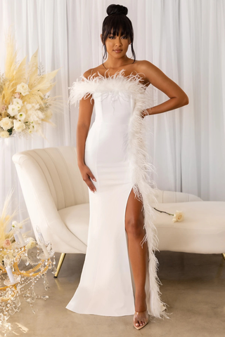 Robe longue asymétrique à détails en plumes