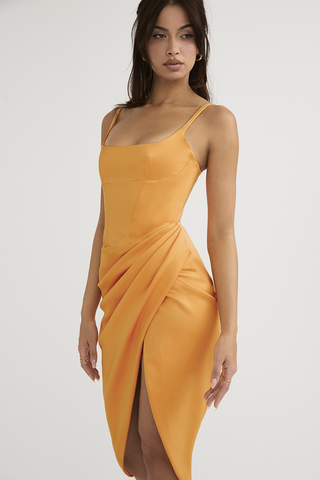 Robe mi-longue froissée en satin