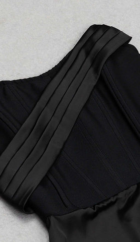 Robe mi-longue bandage sans manches en noir