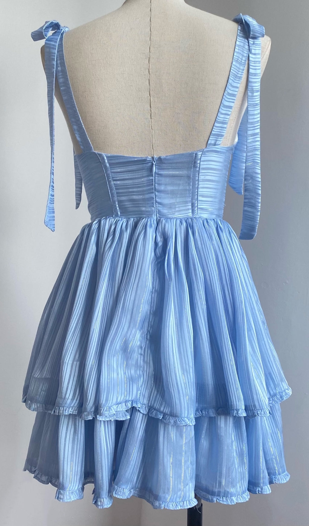 Robe mi-longue à bretelles style corset en bleu 