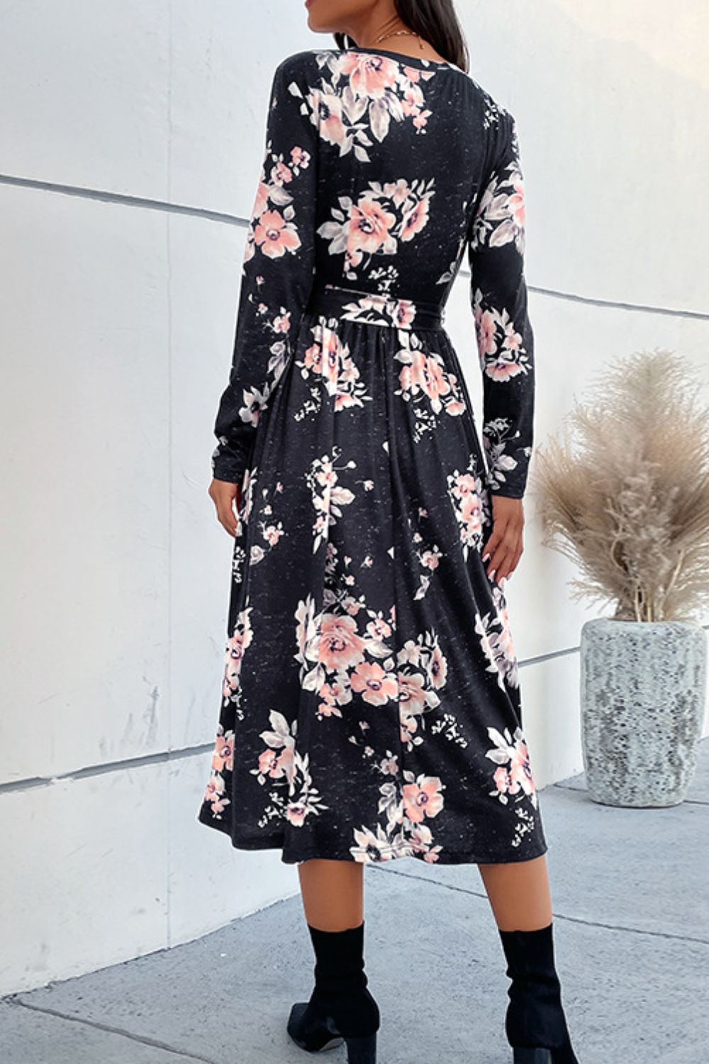 Robe mi-longue à volants et manches longues avec ceinture à imprimé floral