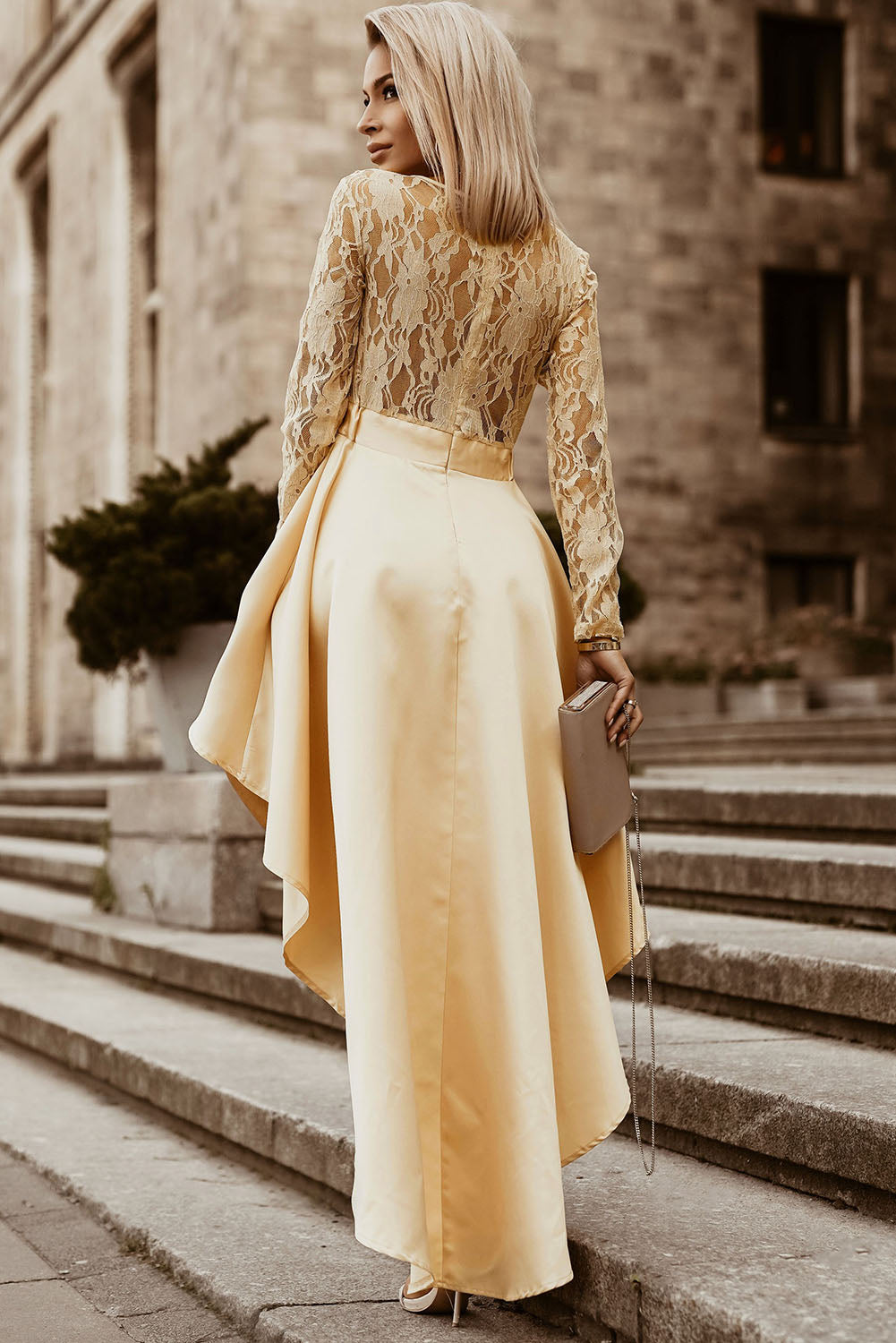 Robe à manches longues en dentelle épissée à coupe haute et basse