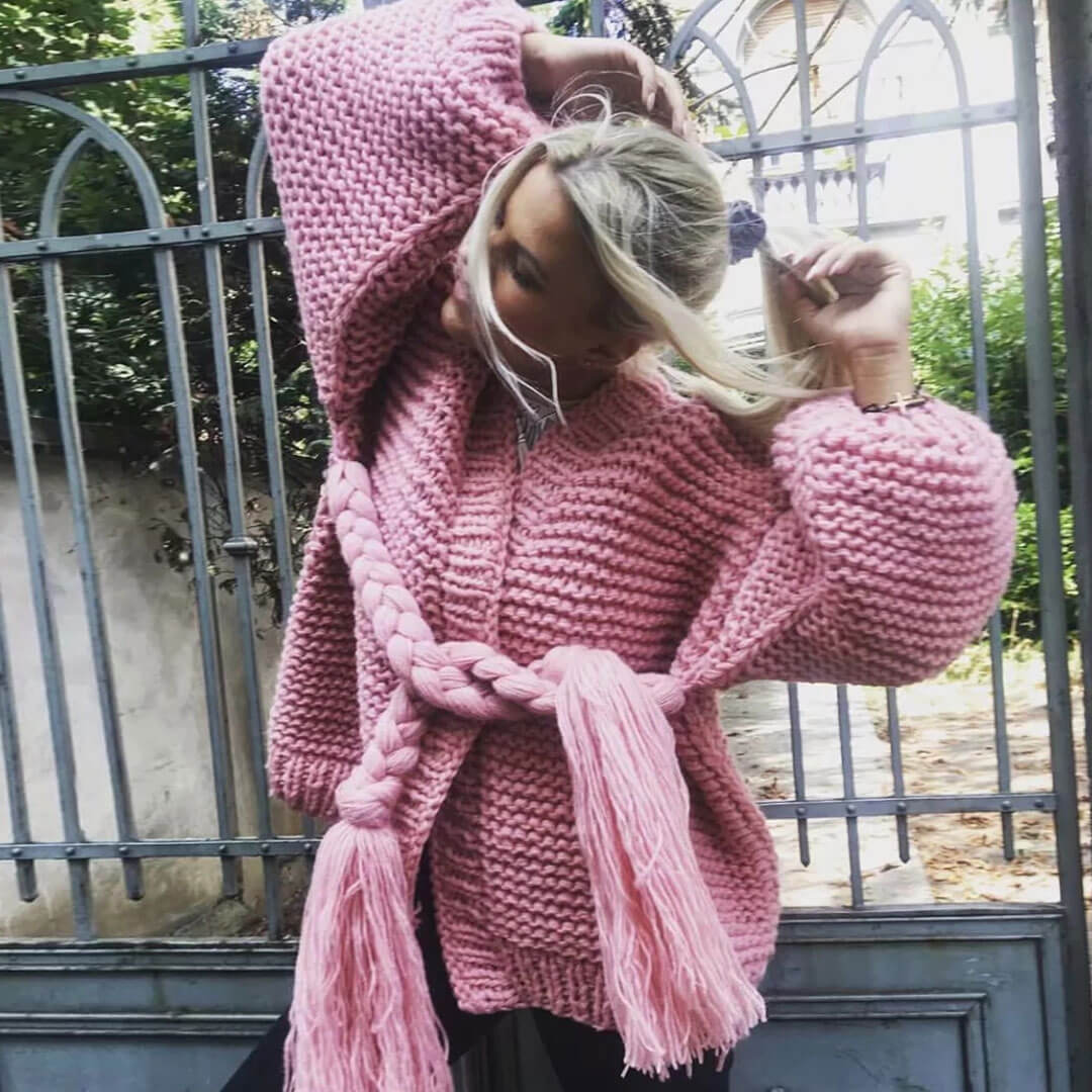 Strickjacke mit Bischofsärmeln, Fransen, geflochtenem Gürtel und Strick - Rosa