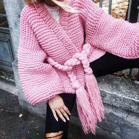 Strickjacke mit Bischofsärmeln, Fransen, geflochtenem Gürtel und Strick - Rosa