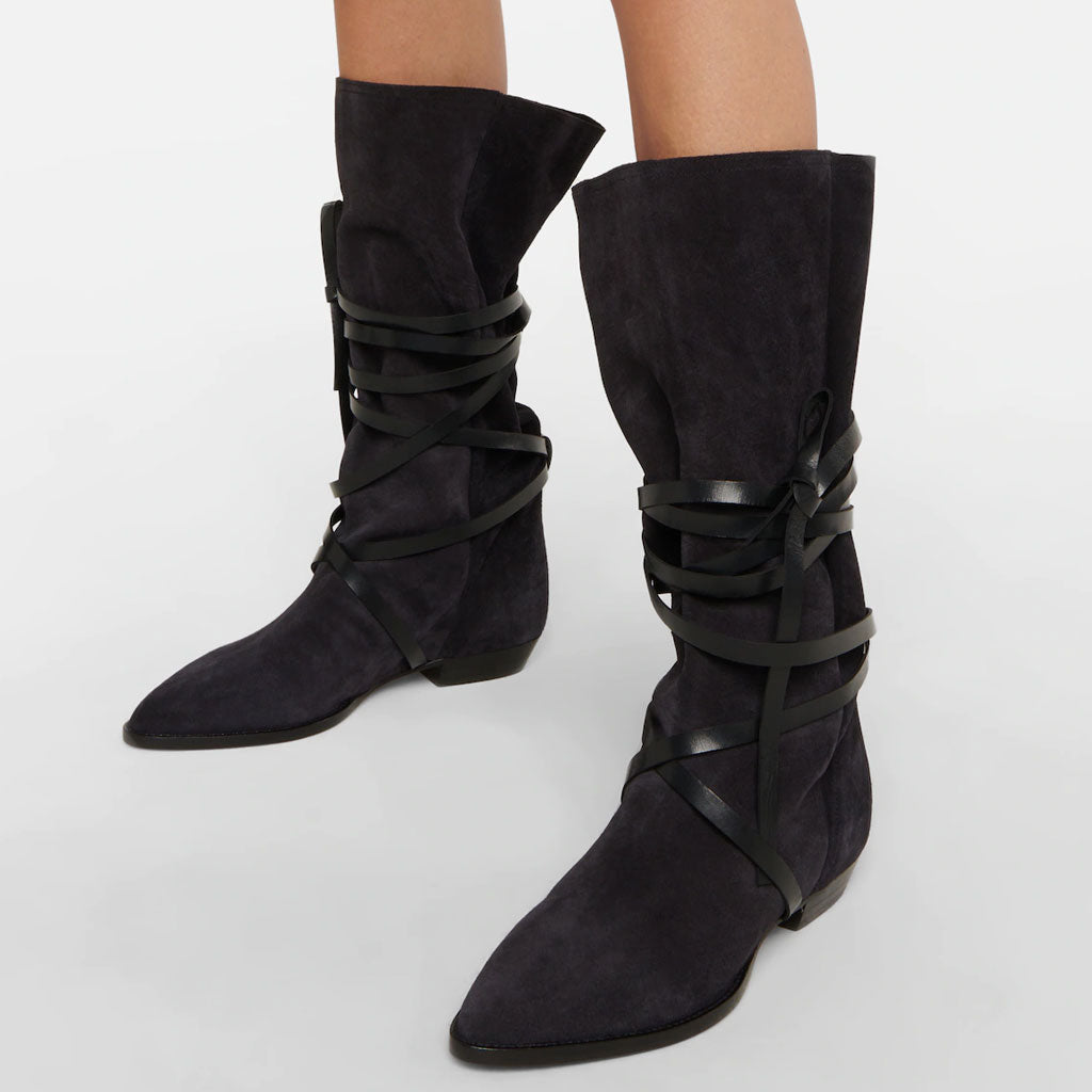 Kniehohe, spitze Stiefel aus Wildleder mit Riemchen und niedrigem Blockabsatz im Bohemian-Stil - Schwarz