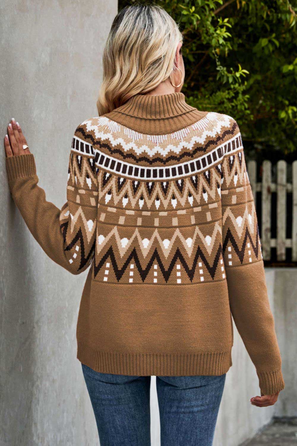 Rollkragenpullover mit geripptem Rand und Chevron-Muster