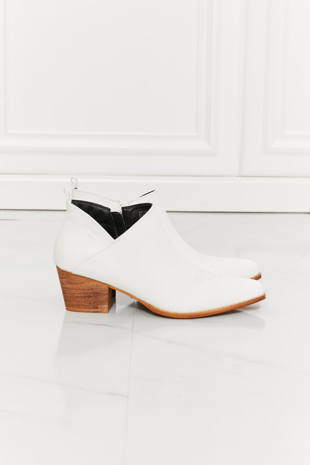 Bottines de cowboy croisées brodées Trust Yourself en blanc