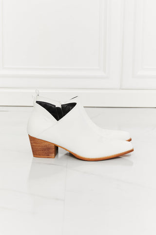 Bottines de cowboy croisées brodées Trust Yourself en blanc