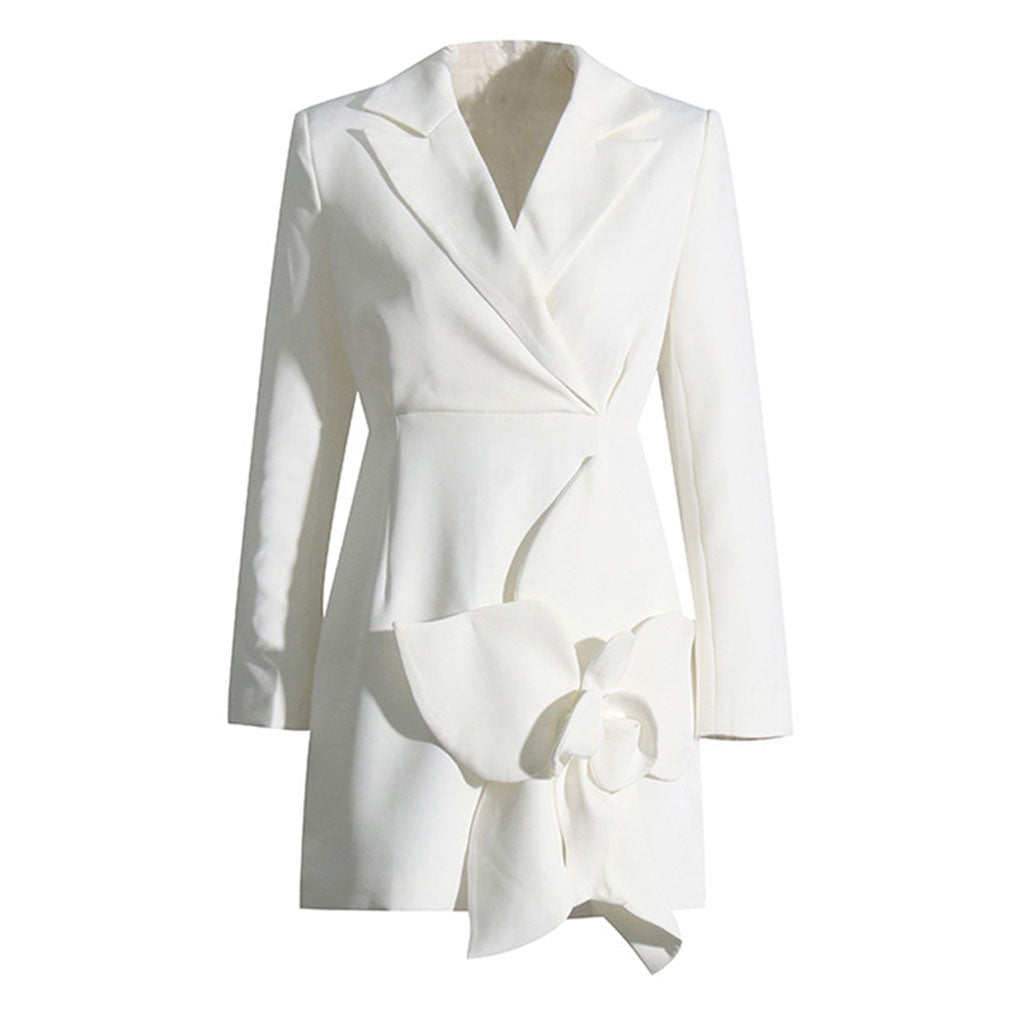 Robe mini blazer ajustée à manches longues et col à revers avec détails floraux en 3D chic