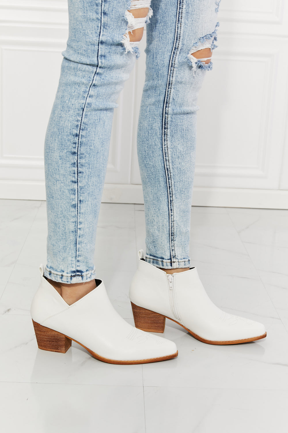 Bottines de cowboy croisées brodées Trust Yourself en blanc