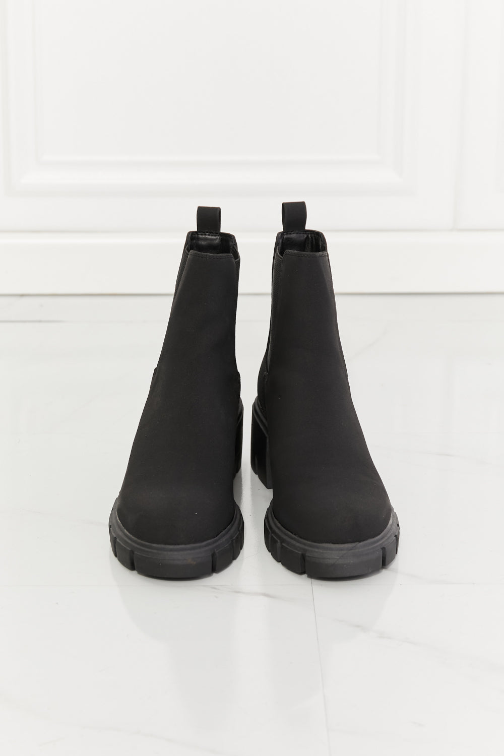 Work For It – Chelsea-Stiefel mit matter Profilsohle in Schwarz