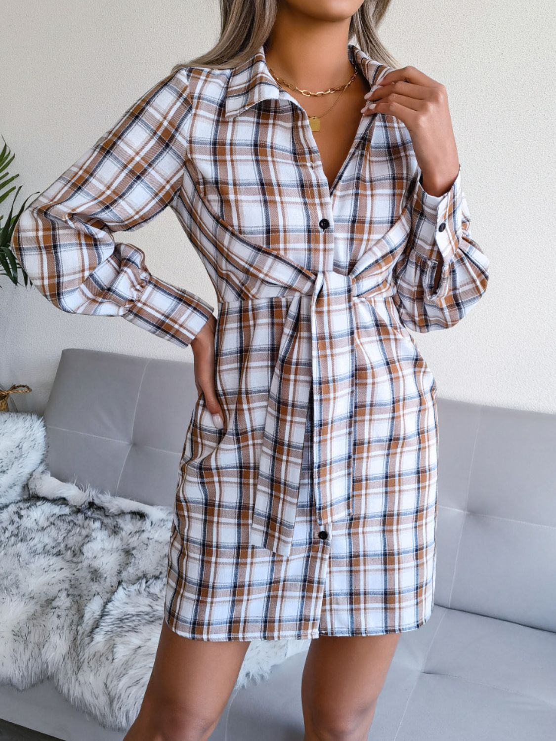 Robe chemise boutonnée à carreaux avec lien sur le devant