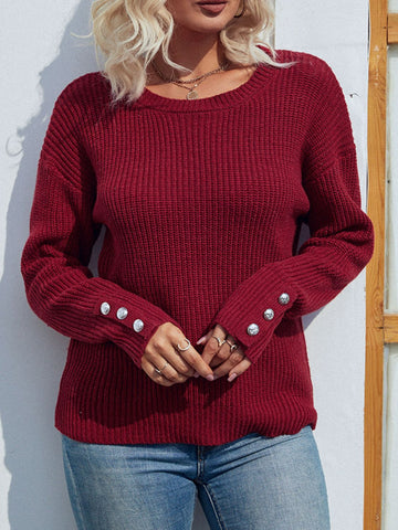 Rippenstrickpullover mit überschnittenen Schultern und Knopfdetail