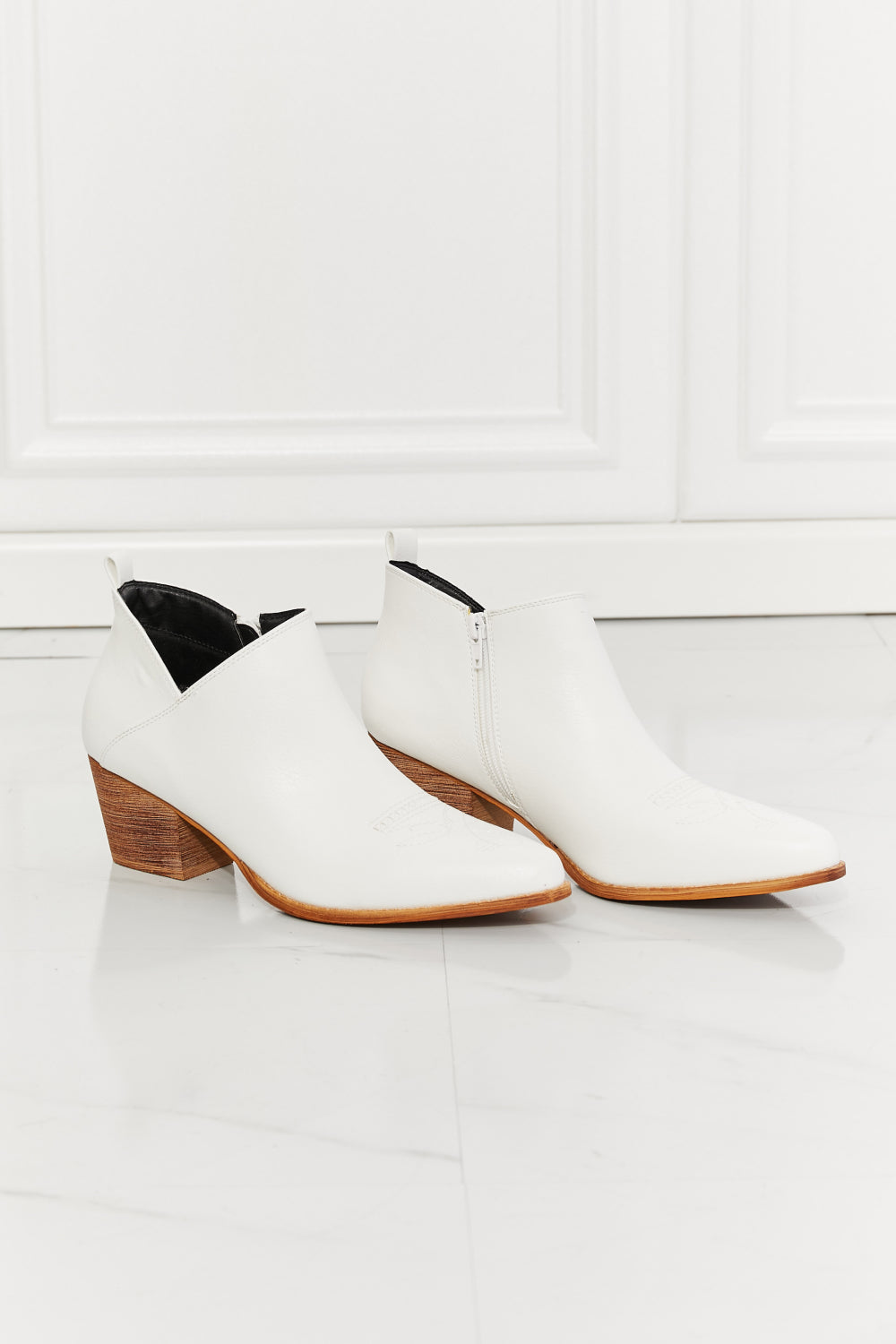 Bottines de cowboy croisées brodées Trust Yourself en blanc