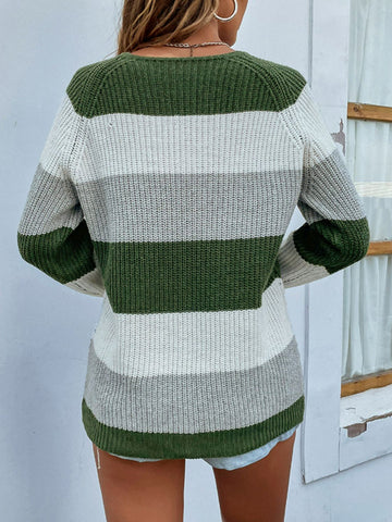 Gestreifter Rippstrickpullover mit Raglanärmeln