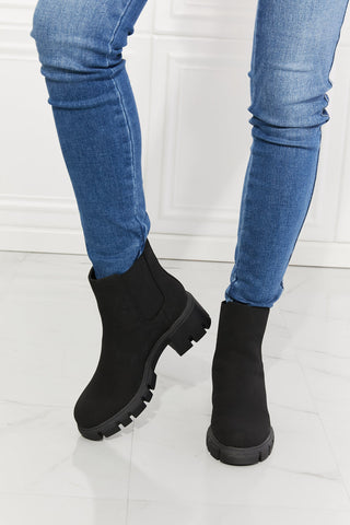 Work For It – Chelsea-Stiefel mit matter Profilsohle in Schwarz