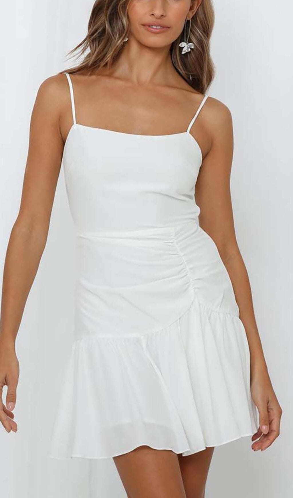 Robe courte à bretelles et volants en blanc