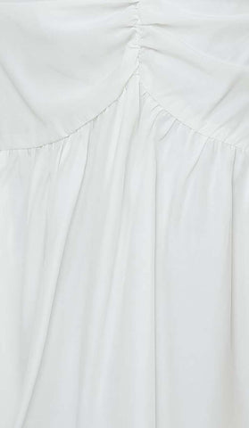 Robe courte à bretelles et volants en blanc