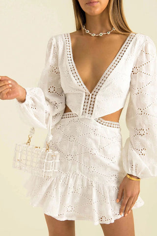 Robe courte à manches longues et découpes en V profonds en broderie anglaise Sweet - Blanc